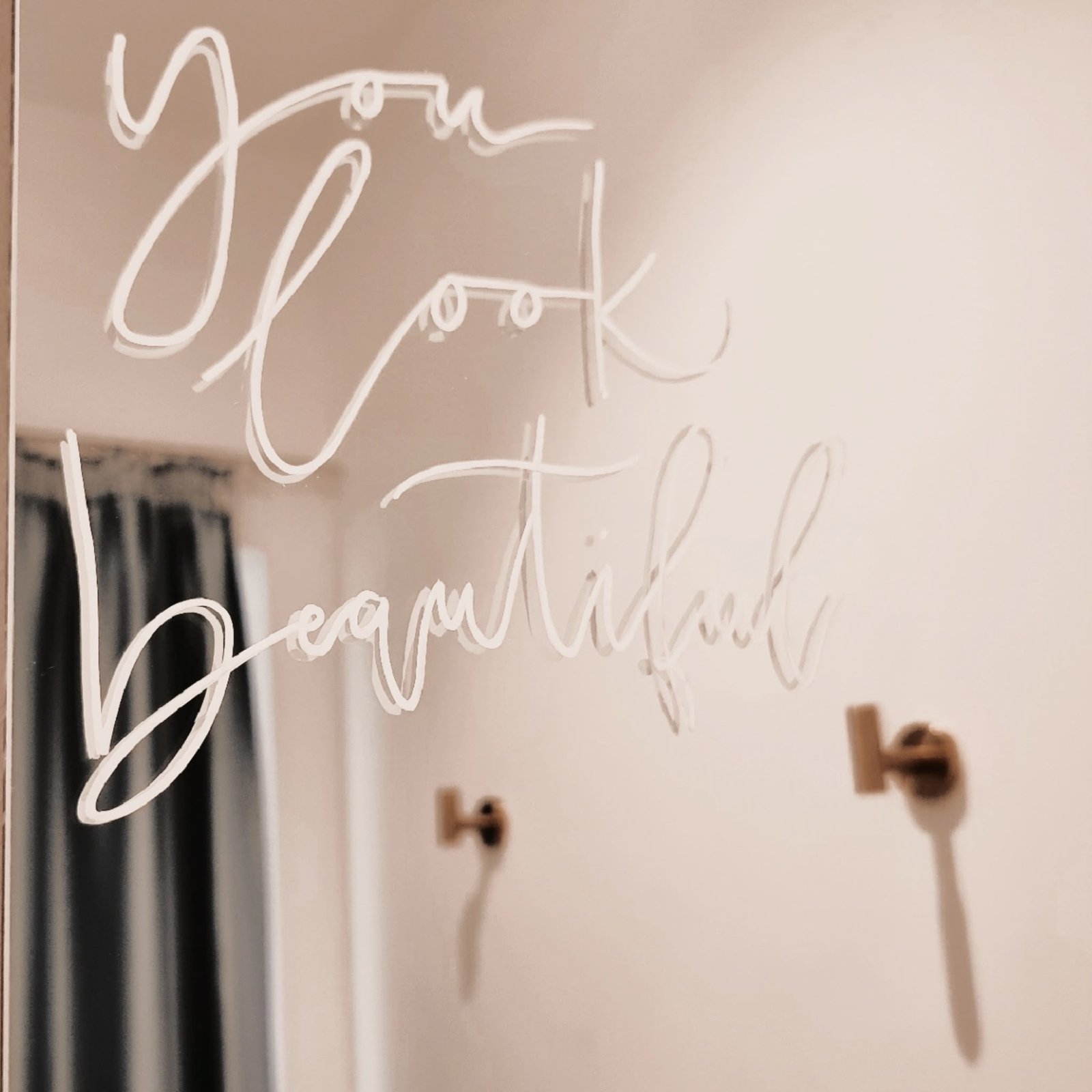 Spiegel mit Schriftzug „you look beautiful“